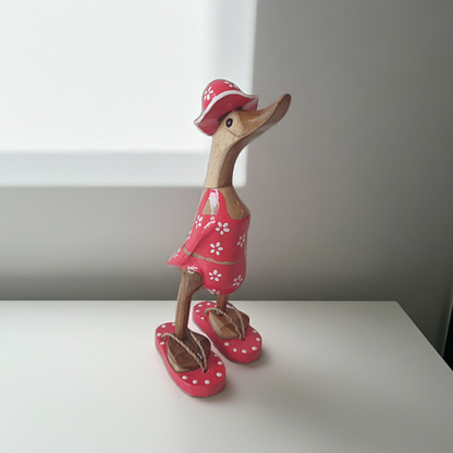 Ente aus Bambus im roten Blümchen Kleid, mit Flip Flops und Sonnenhut - Höhe ca. 25 cm. Wunderschöne Deko aus Bambuswurzel. Jedes Teil handgefertigt und ein Unikat. Ein Hingucker für Drinnen und Draußen. 
Ente im roten Blümchen Kleid mit Sonnenhut und Flip Flops - Farbe: natur / weiß / rot - Material: Bambus - Maße: Höhe 25 cm -Ursprung: Indonesien