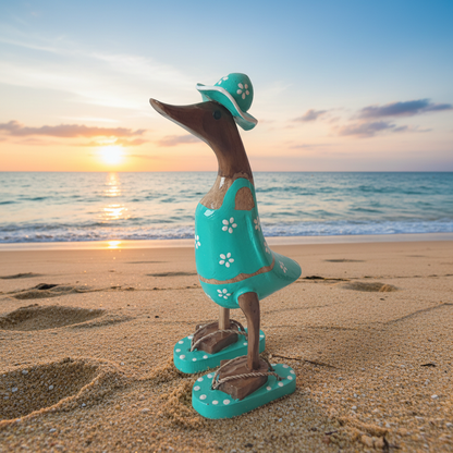 Ente aus Bambus im türkisen Blümchen Kleid, mit Flip Flops und Sonnenhut - Höhe ca. 25 cm. 
Wunderschöne Deko aus Bambuswurzel. Jedes Teil handgefertigt und ein Unikat. Ein Hingucker für Drinnen und Draußen. 
Ente im türkisen Blümchen Kleid mit Sonnenhut und Flip Flops - Farbe: natur / weiß / türkis - Material: Bambus - 
Maße: Höhe 25 cm - Ursprung: Indonesien