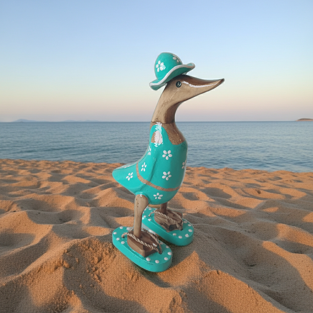 Ente aus Bambus im türkisen Blümchen Kleid, mit Flip Flops und Sonnenhut - Höhe ca. 25 cm. 
Wunderschöne Deko aus Bambuswurzel. Jedes Teil handgefertigt und ein Unikat. Ein Hingucker für Drinnen und Draußen. 
Ente im türkisen Blümchen Kleid mit Sonnenhut und Flip Flops - Farbe: natur / weiß / türkis - Material: Bambus - 
Maße: Höhe 25 cm - Ursprung: Indonesien