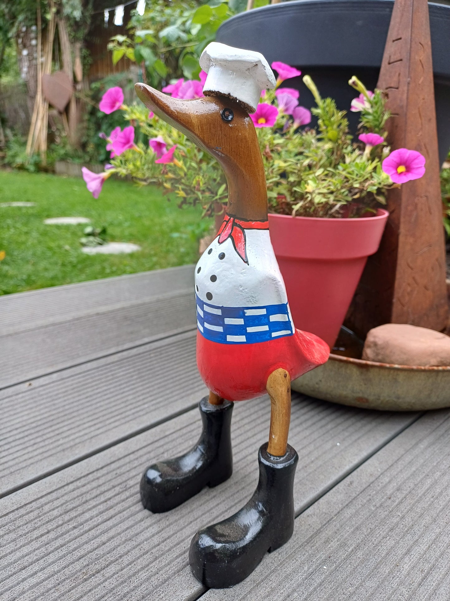 Bambusente als Koch mit Kochmütze - Höhe ca. 25 cm
Wunderschöne Deko aus Bambuswurzel. Jedes Teil handgefertigt und ein Unikat aus Bali. Ein Hingucker für Drinnen und Draußen.
Zudem stehen die Enten aus Bambus für Familie, Treue & Liebe und Holz für Wachstum. So macht es sie dadurch auch zu einem bedeutungsvollen Geschenk für einen lieben Menschen.