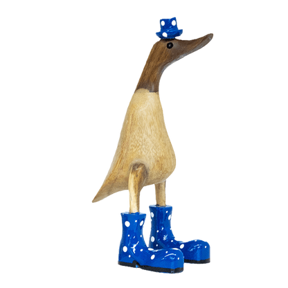 Ente aus Bambus mit blauen Stiefeln und Hut in einer Höhe von ca. 25 cm.
Jedes Teil handgefertigt und ein Unikat. Ein Deko Hingucker für Drinnen und Draußen. Zudem stehen die Enten aus Bambus für Familie, Treue & Liebe und Holz für Wachstum. So macht es sie dadurch auch zu einem bedeutungsvollen Geschenk für einen lieben Menschen.
Ente mit Stiefeln + Hut / blau
Farbe: natur / blau
Material: Bambus
Maße: Höhe ca. 25 cm
Ursprung: Indonesien