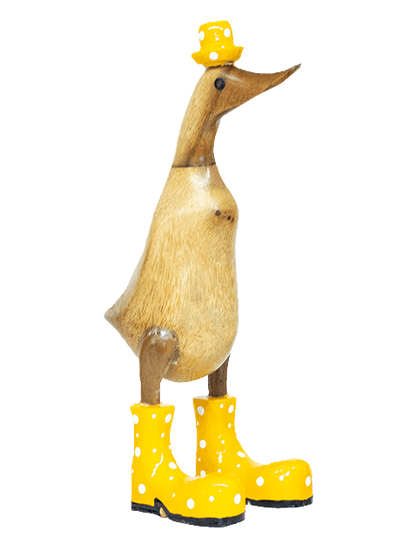 Ente aus Bambus mit gelben Stiefeln und Hut in einer Höhe von etwa 25 cm.
Jedes Teil handgefertigt und ein Unikat. Ein Deko Hingucker für Drinnen und Draußen.
Zudem stehen die Enten aus Bambus für Familie, Treue & Liebe und Holz für Wachstum. So macht es sie dadurch auch zu einem bedeutungsvollen Geschenk für einen lieben Menschen.
Ente mit Stiefeln + Hut / gelb
Farbe: natur / gelb
Material: Bambus / Holz
Maße: Höhe ca. 25 cm
Ursprung: Indonesien