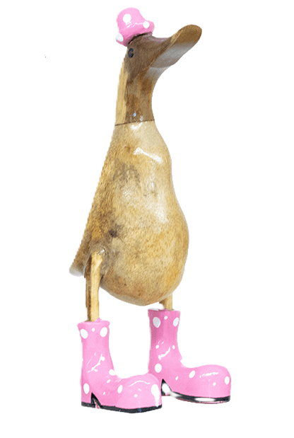 Ente aus Bambus mit rosa Stiefeln und Hut in einer Höhe von 25 cm.
Wunderschöne Deko aus Bambuswurzel. Jedes Teil handgefertigt und ein Unikat. Ein Hingucker für Drinnen und Draußen.
Zudem stehen die Enten aus Bambus für Familie, Treue & Liebe und Holz für Wachstum. So macht es sie dadurch auch zu einem bedeutungsvollen Geschenk für einen lieben Menschen.
Ente mit Stiefeln + Hut / rosa
Farbe: natur / rosa
Material: Bambus, Holz
Maße: Höhe 25 cm
Ursprung: Indonesien