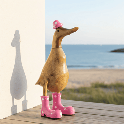 Ente aus Bambus mit rosa Stiefeln und Hut in einer Höhe von 25 cm. 
Wunderschöne Deko aus Bambuswurzel. Jedes Teil handgefertigt und ein Unikat. Ein Hingucker für Drinnen und Draußen.