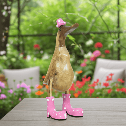 Ente aus Bambus mit rosa Stiefeln und Hut in einer Höhe von 25 cm. 
Wunderschöne Deko aus Bambuswurzel. Jedes Teil handgefertigt und ein Unikat. Ein Hingucker für Drinnen und Draußen.