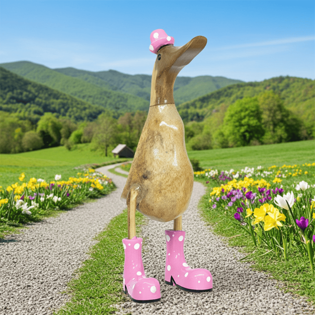 Ente aus Bambus mit rosa Stiefeln und Hut in einer Höhe von 25 cm. 
Wunderschöne Deko aus Bambuswurzel. Jedes Teil handgefertigt und ein Unikat. Ein Hingucker für Drinnen und Draußen.