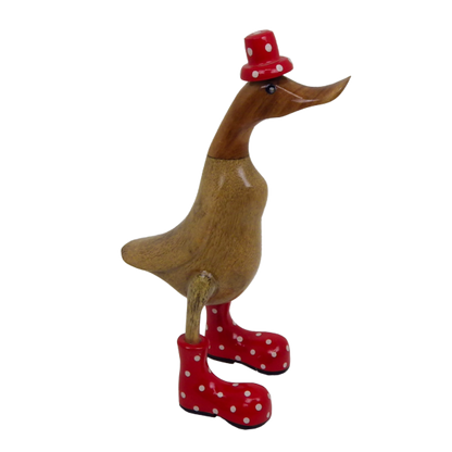 Bambusente mit Hut und Stiefeln in rot - Höhe 40 cm. Jedes Teil handgefertigt und ein Unikat. Ein Deko Hingucker für Drinnen und Draußen. Zudem stehen die Enten aus Bambus für Familie, Treue & Liebe und Holz für Wachstum. So macht es sie dadurch auch zu einem bedeutungsvollen Geschenk für einen lieben Menschen. 
Maße: H ca. 40 cm
Material: Bambus, Holz
Farbe: natur / rot
Ursprung: Indonesien