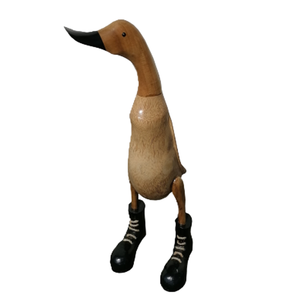 Ente aus Bambus mit schwarzen Stiefeln, schwarzem Schnabel und einer Höhe von ca. 40 cm. Jedes Teil handgefertigt und ein Unikat. Ein Deko Hingucker für Drinnen und Draußen. 
Zudem stehen die Enten aus Bambus für Familie, Treue & Liebe und Holz für Wachstum. So macht es sie dadurch auch zu einem bedeutungsvollen Geschenk für einen lieben Menschen.
Ente mit Stiefeln / schwarz
Farben: natur / schwarz
Material: Bambus, Holz
Maße: Höhe ca 40 cm
Ursprung: Indonesien