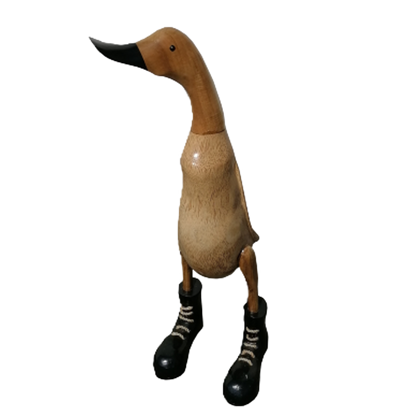 Ente aus Bambus mit schwarzen Stiefeln, schwarzem Schnabel und einer Höhe von ca. 40 cm. Jedes Teil handgefertigt und ein Unikat. Ein Deko Hingucker für Drinnen und Draußen. 
Zudem stehen die Enten aus Bambus für Familie, Treue & Liebe und Holz für Wachstum. So macht es sie dadurch auch zu einem bedeutungsvollen Geschenk für einen lieben Menschen.
Ente mit Stiefeln / schwarz
Farben: natur / schwarz
Material: Bambus, Holz
Maße: Höhe ca 40 cm
Ursprung: Indonesien