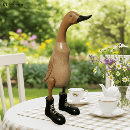 Ente aus Bambus mit schwarzen Stiefeln, schwarzem Schnabel und einer Höhe von ca. 40 cm. Jedes Teil handgefertigt und ein Unikat. Ein Deko Hingucker für Drinnen und Draußen. 
Zudem stehen die Enten aus Bambus für Familie, Treue & Liebe und Holz für Wachstum. So macht es sie dadurch auch zu einem bedeutungsvollen Geschenk für einen lieben Menschen.
Ente mit Stiefeln / schwarz
Farben: natur / schwarz
Material: Bambus, Holz
Maße: Höhe ca 40 cm
Ursprung: Indonesien