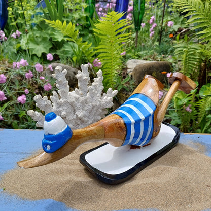 Bambusente als Surfer mit Surfbrett in den Farben blau und weiß - ca. 25 x 9 x 12cm. Wunderschöne Deko aus Bambuswurzel. Jedes Teil handgefertigt und ein Unikat. Hergestellt auf Bali