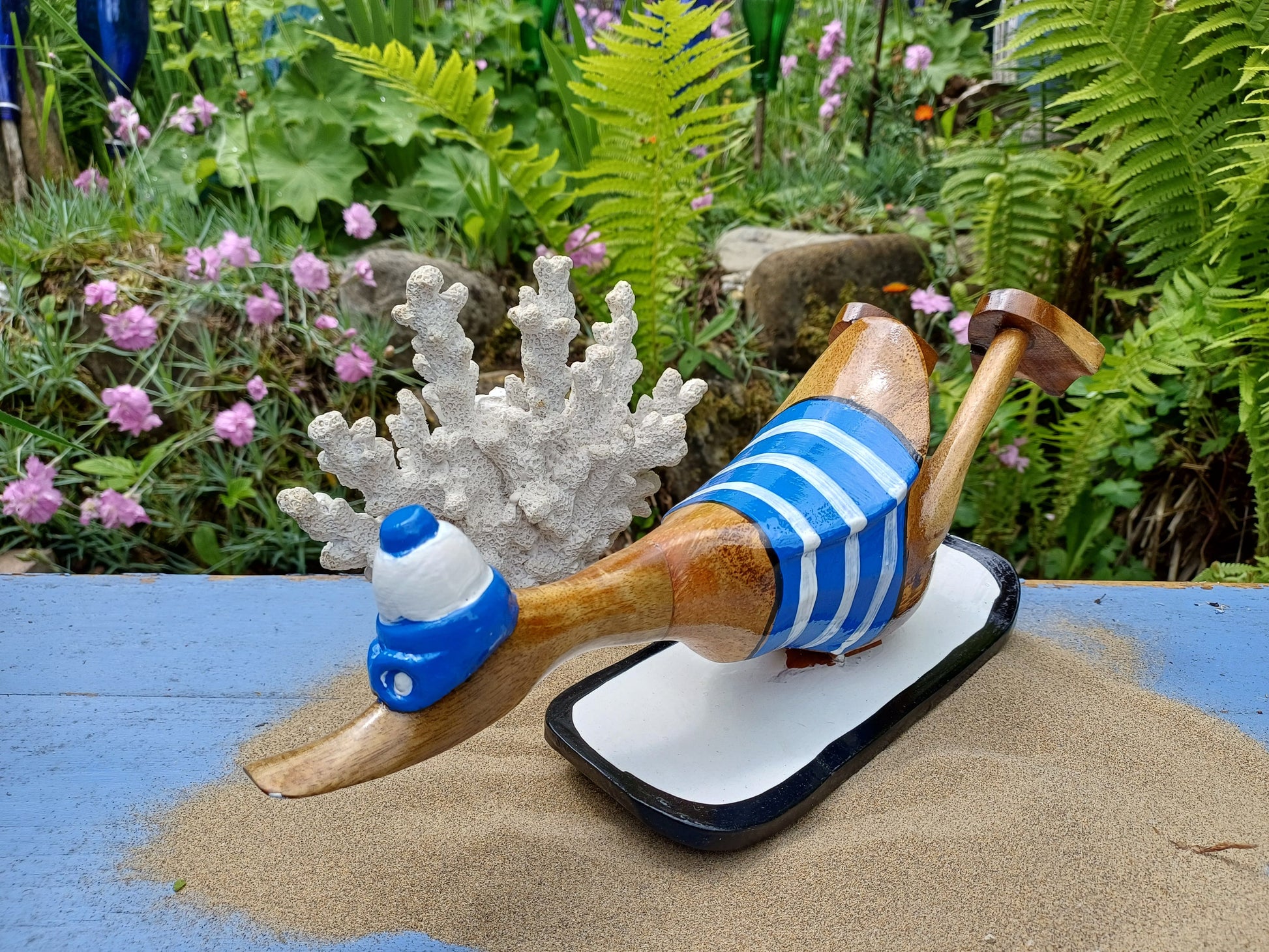 Bambusente als Surfer mit Surfbrett in den Farben blau und weiß - ca. 25 x 9 x 12cm. Wunderschöne Deko aus Bambuswurzel. Jedes Teil handgefertigt und ein Unikat. Hergestellt auf Bali