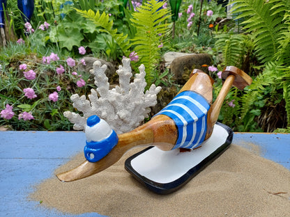 Bambusente als Surfer mit Surfbrett in den Farben blau und weiß - ca. 25 x 9 x 12cm. Wunderschöne Deko aus Bambuswurzel. Jedes Teil handgefertigt und ein Unikat. Hergestellt auf Bali