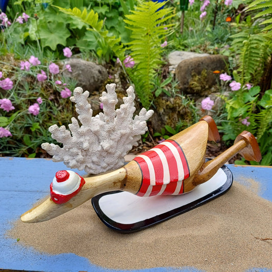 Bambusente als Surfer mit Surfbrett in den Farben rot und weiß - ca. 25 x 9 x 12cm. Wunderschöne Deko aus Bambuswurzel. Jedes Teil handgefertigt und ein Unikat. Ein Hingucker für Drinnen und Draußen. Gefertigt auf Bali
