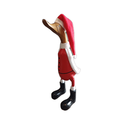Ente Weihnachtsmann aus Bambus ca. 43 cm mit Mütze. Wunderschöne Deko aus Bambuswurzel. Jedes Teil ist handgefertigt und ein Unikat aus Bali. Die Bambusente ist ein wahrer Hingucker für Drinnen und Draußen. 
Zudem stehen die Enten aus Bambus für Treue, Harmonie und Familie. So macht es sie auch zu einem bedeutungsvollen Geschenk.
Maße: H ca. 43 cm
Material: Bambus, Holz Filz
Farbe: rot, schwarz, weiß
Ursprung: Indonesien