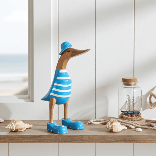Strandente aus Bambus mit blauen Schuhen und Cap in einer Höhe von 25 cm - Wunderschöne Deko aus Bambuswurzel. Jedes Teil handgefertigt und ein Unikat. Ein Hingucker für Drinnen und Draußen. 
Ente mit Schuhen + Cap / blau - Farbe: blau / weiß / natur - Material: Bambus - Maße: Höhe 25 cm - Ursprung: Indonesien