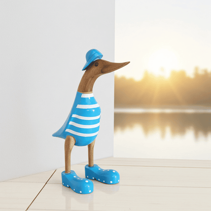 Strandente aus Bambus mit blauen Schuhen und Cap in einer Höhe von 25 cm - Wunderschöne Deko aus Bambuswurzel. Jedes Teil handgefertigt und ein Unikat. Ein Hingucker für Drinnen und Draußen. 
Ente mit Schuhen + Cap / blau - Farbe: blau / weiß / natur - Material: Bambus - Maße: Höhe 25 cm - Ursprung: Indonesien