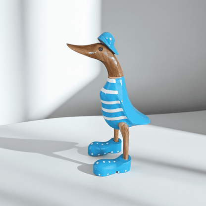 Strandente aus Bambus mit blauen Schuhen und Cap in einer Höhe von 25 cm - Wunderschöne Deko aus Bambuswurzel. Jedes Teil handgefertigt und ein Unikat. Ein Hingucker für Drinnen und Draußen. 
Ente mit Schuhen + Cap / blau - Farbe: blau / weiß / natur - Material: Bambus - Maße: Höhe 25 cm - Ursprung: Indonesien