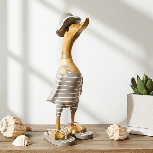 Strandente aus Bambus im grauen Badeanzug mit weissen Streifen, Sonnenhut und Flip Flops - Höhe ca. 25 cm. Wunderschöne Deko aus Bambuswurzel. Jedes Teil handgefertigt und ein Unikat. Ein Hingucker für Drinnen und Draußen