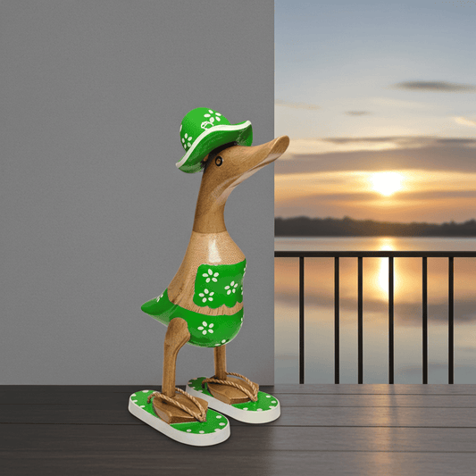 Ente aus Bambus im grünen Blümchen Kleid, mit Flip Flops und Sonnenhut - Höhe ca. 25 cm. Wunderschöne Deko aus Bambuswurzel. Jedes Teil handgefertigt und ein Unikat. Ein Hingucker für Drinnen und Draußen