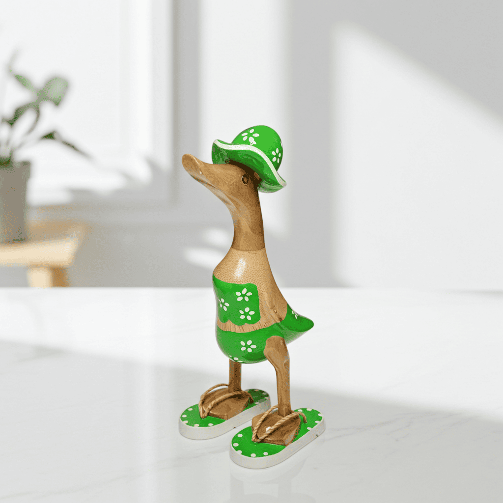 Ente aus Bambus im grünen Blümchen Kleid, mit Flip Flops und Sonnenhut - Höhe ca. 25 cm. Wunderschöne Deko aus Bambuswurzel. Jedes Teil handgefertigt und ein Unikat. Ein Hingucker für Drinnen und Draußen