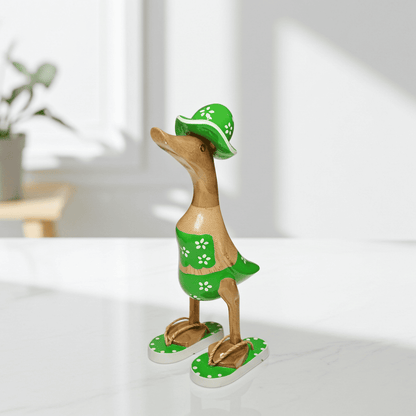 Ente aus Bambus im grünen Blümchen Kleid, mit Flip Flops und Sonnenhut - Höhe ca. 25 cm. Wunderschöne Deko aus Bambuswurzel. Jedes Teil handgefertigt und ein Unikat. Ein Hingucker für Drinnen und Draußen