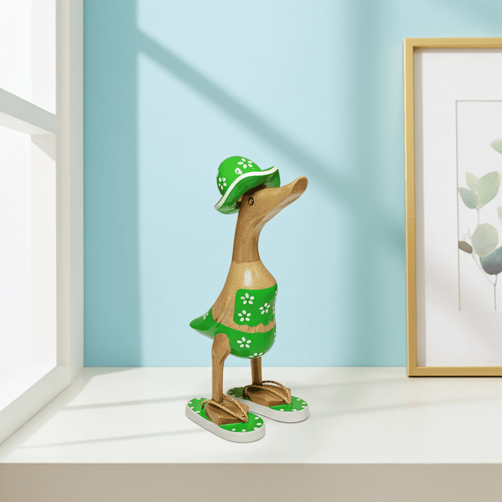 Ente aus Bambus im grünen Blümchen Kleid, mit Flip Flops und Sonnenhut - Höhe ca. 25 cm. Wunderschöne Deko aus Bambuswurzel. Jedes Teil handgefertigt und ein Unikat. Ein Hingucker für Drinnen und Draußen