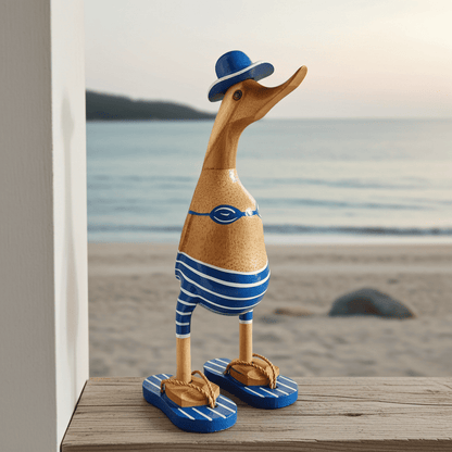 Ente aus Bambus - mit blauen Flip Flops, Hut und Bikini - Höhe ca. 25 cm. 
Wunderschöne Deko aus Bambuswurzel. Jedes Teil handgefertigt und ein Unikat. Ein Hingucker für Drinnen und Draußen.