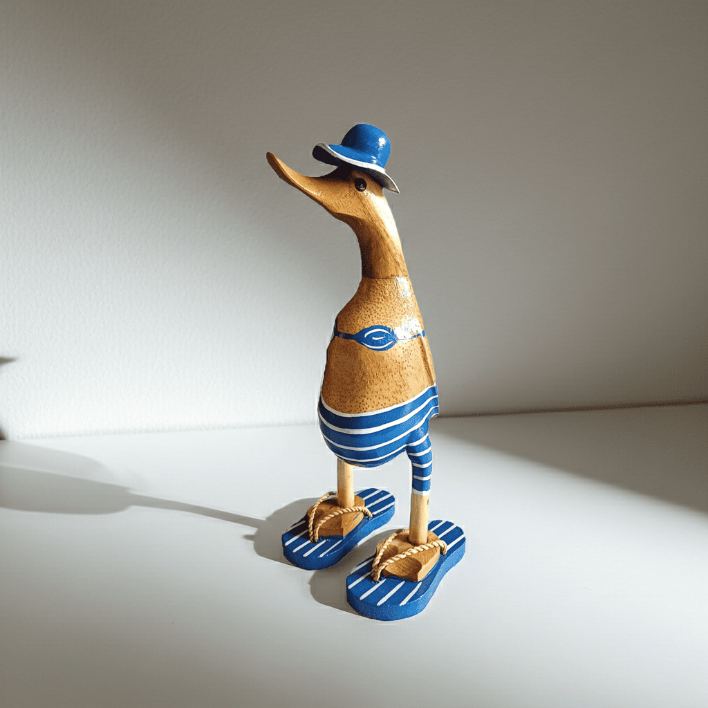 Ente aus Bambus - mit blauen Flip Flops, Hut und Bikini - Höhe ca. 25 cm. 
Wunderschöne Deko aus Bambuswurzel. Jedes Teil handgefertigt und ein Unikat. Ein Hingucker für Drinnen und Draußen.