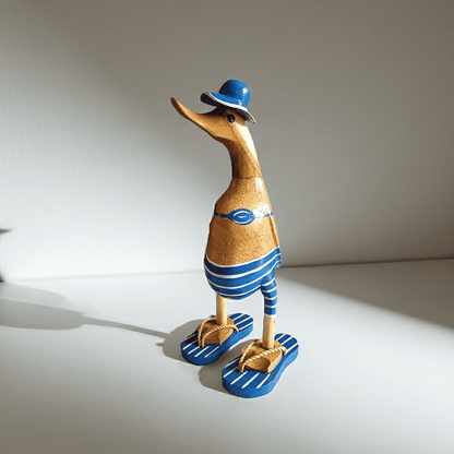 Ente aus Bambus - mit blauen Flip Flops, Hut und Bikini - Höhe ca. 25 cm. 
Wunderschöne Deko aus Bambuswurzel. Jedes Teil handgefertigt und ein Unikat. Ein Hingucker für Drinnen und Draußen.