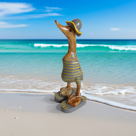 Strandente aus Bambus im grauen Badeanzug mit gelben Streifen, Sonnenhut und Flip Flops - Höhe ca. 25 cm. Wunderschöne Deko aus Bambuswurzel. Jedes Teil handgefertigt und ein Unikat. Ein Hingucker für Drinnen und Draußen
