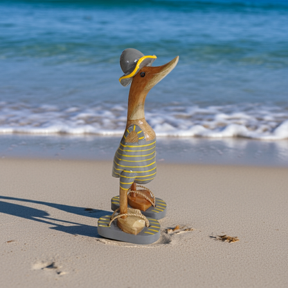 Strandente aus Bambus im grauen Badeanzug mit gelben Streifen, Sonnenhut und Flip Flops - Höhe ca. 25 cm. Wunderschöne Deko aus Bambuswurzel. Jedes Teil handgefertigt und ein Unikat. Ein Hingucker für Drinnen und Draußen