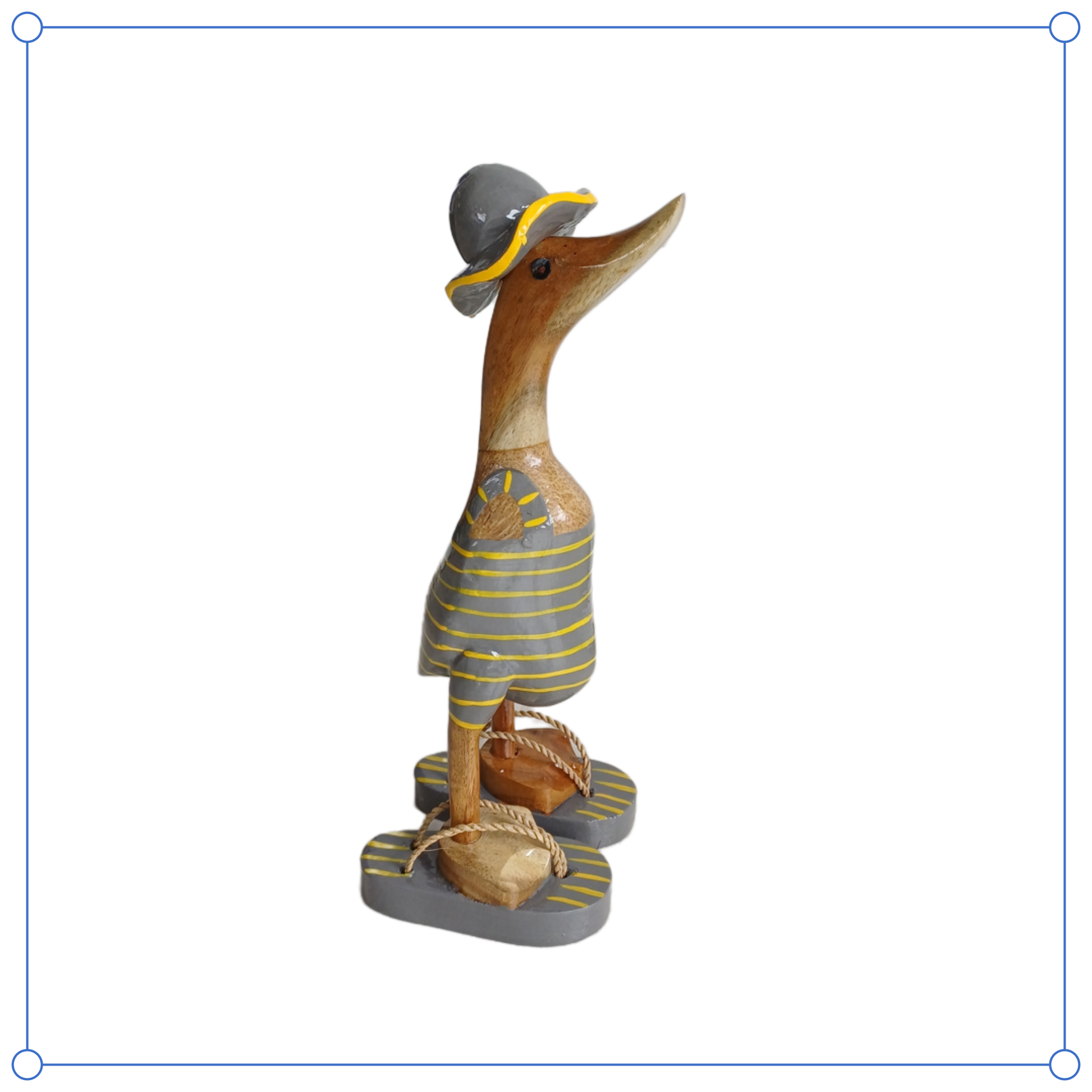 Strandente aus Bambus im grauen Badeanzug mit gelben Streifen, Sonnenhut und Flip Flops - Höhe ca. 25 cm. Wunderschöne Deko aus Bambuswurzel. Jedes Teil handgefertigt und ein Unikat. Ein Hingucker für Drinnen und Draußen