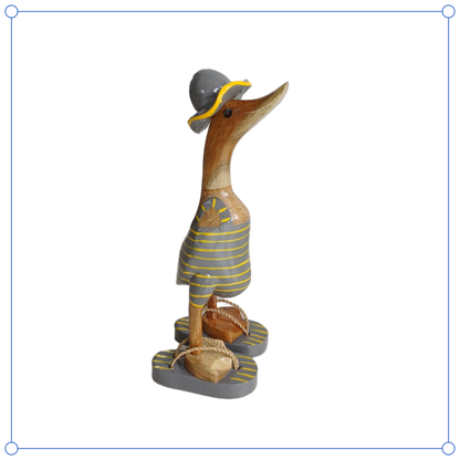 Strandente aus Bambus im grauen Badeanzug mit gelben Streifen, Sonnenhut und Flip Flops - Höhe ca. 25 cm. Wunderschöne Deko aus Bambuswurzel. Jedes Teil handgefertigt und ein Unikat. Ein Hingucker für Drinnen und Draußen