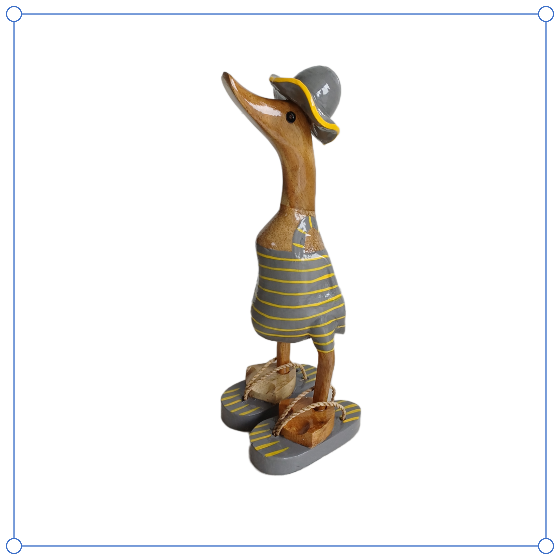 Strandente aus Bambus im grauen Badeanzug mit gelben Streifen, Sonnenhut und Flip Flops - Höhe ca. 25 cm. Wunderschöne Deko aus Bambuswurzel. Jedes Teil handgefertigt und ein Unikat. Ein Hingucker für Drinnen und Draußen