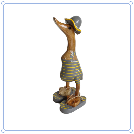 Bambusente im grauen Badeanzug mit gelben Streifen, Sonnenhut und Flip Flops - Höhe ca. 25 cm. 
Wunderschöne Deko aus Bambuswurzel. Jedes Teil handgefertigt und ein Unikat. Ein Hingucker für Drinnen und Draußen
Zudem stehen die Enten aus Bambus für Familie, Treue & Liebe und Holz für Wachstum. So macht es sie dadurch auch zu einem bedeutungsvollen Geschenk für einen lieben Menschen.