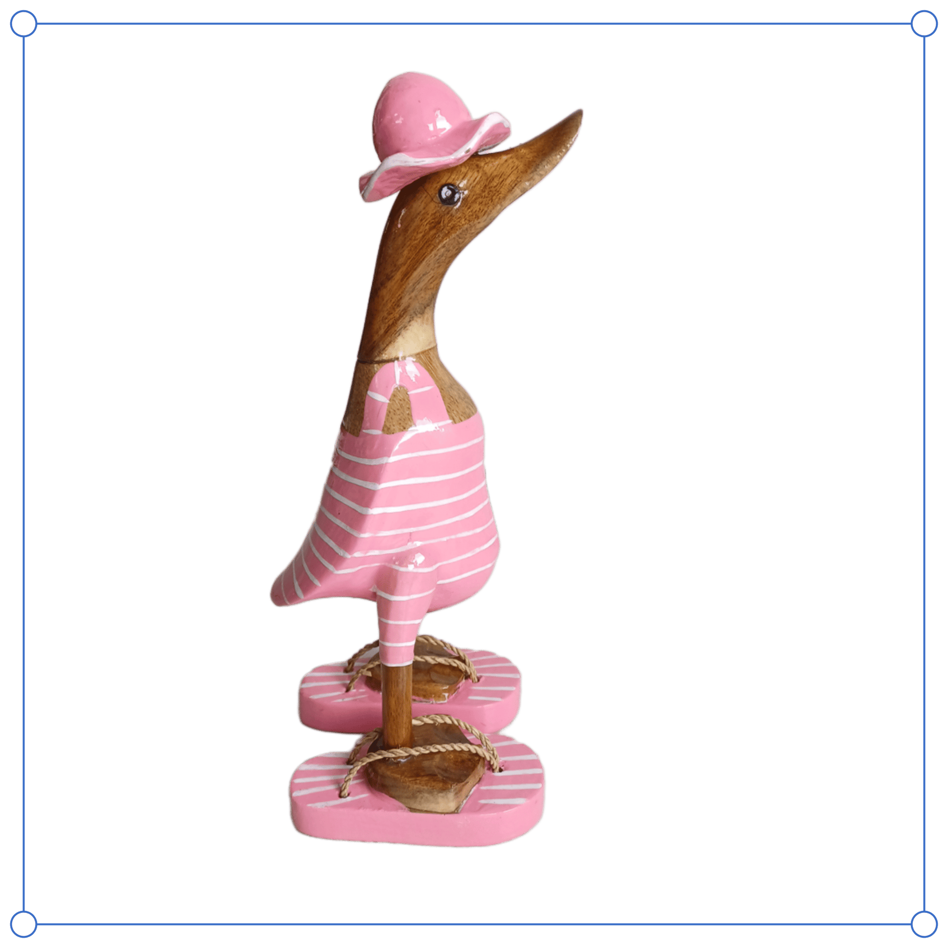 Strandente aus Bambus im rosa Badeanzug mit weißen Streifen, Sonnenhut und Flip Flops - Höhe ca. 25 cm. Wunderschöne Deko aus Bambuswurzel. Jedes Teil handgefertigt und ein Unikat. Ein Hingucker für Drinnen und Draußen