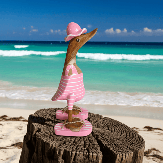 Strandente aus Bambus im rosa Badeanzug mit weißen Streifen, Sonnenhut und Flip Flops - Höhe ca. 25 cm. Wunderschöne Deko aus Bambuswurzel. Jedes Teil handgefertigt und ein Unikat. Ein Hingucker für Drinnen und Draußen