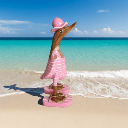 Strandente aus Bambus im rosa Badeanzug mit weißen Streifen, Sonnenhut und Flip Flops - Höhe ca. 25 cm. Wunderschöne Deko aus Bambuswurzel. Jedes Teil handgefertigt und ein Unikat. Ein Hingucker für Drinnen und Draußen