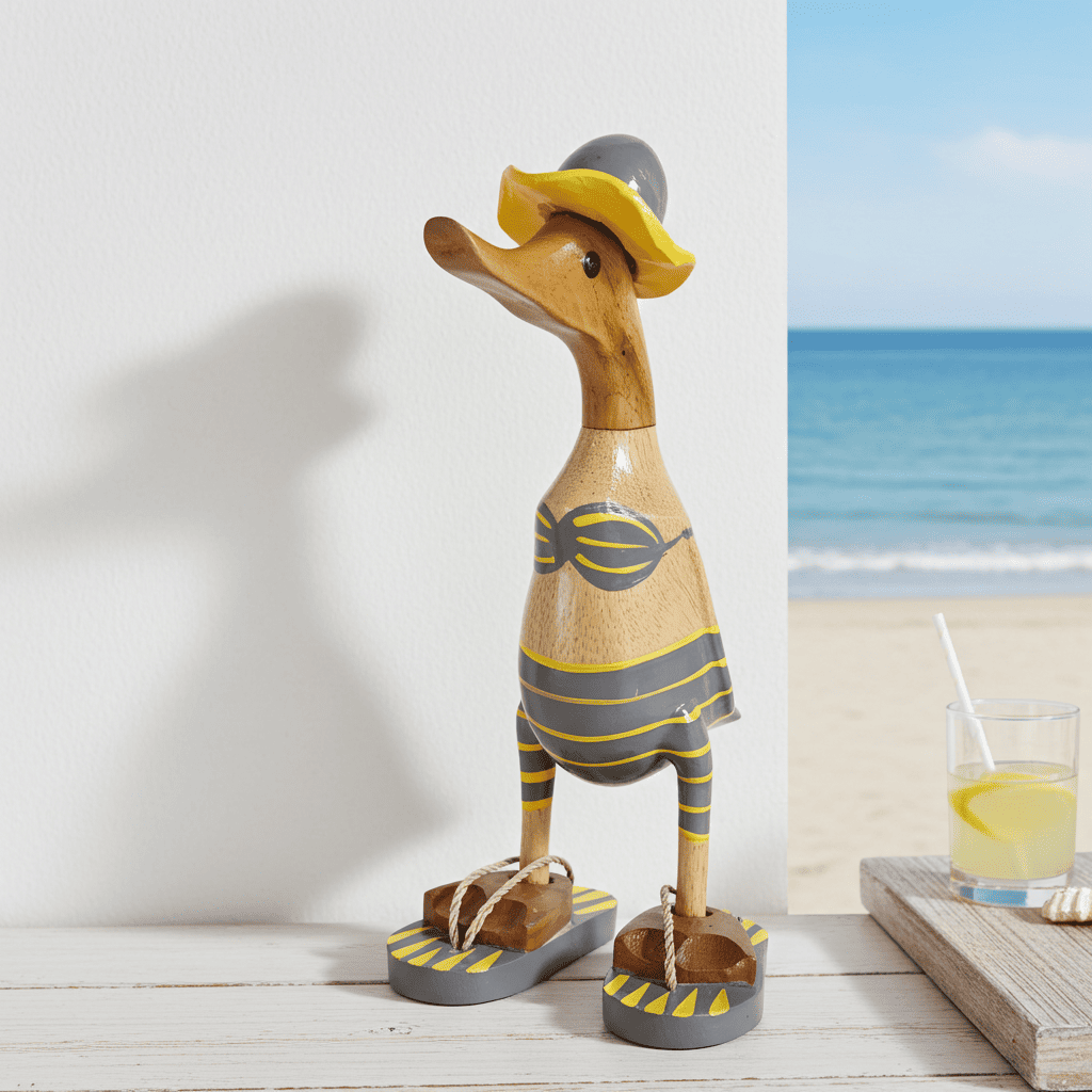 Bambusente im grauen Bikini mit gelben Streifen, Sonnenhut und Flip Flops - Höhe ca. 25 cm. Wunderschöne Deko aus Bambuswurzel. Jedes Teil handgefertigt und ein Unikat. Ein Hingucker für Drinnen und Draußen. 
Zudem stehen die Enten aus Bambus für Familie, Treue & Liebe und Holz für Wachstum. So macht es sie dadurch auch zu einem bedeutungsvollen Geschenk für einen lieben Menschen.