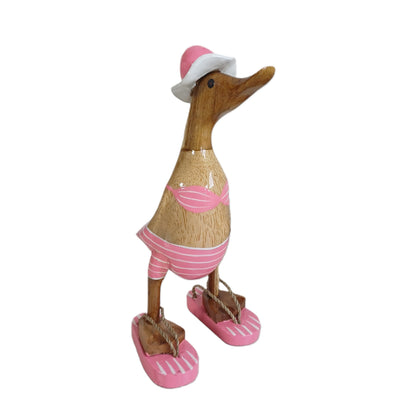 Bambusente als Strandente im rosa Bikini mit weißen Streifen, Sonnenhut und Flip Flops - Höhe ca. 25 cm.
Wunderschöne Deko aus Bambuswurzel. Jedes Teil handgefertigt und ein Unikat. Ein Hingucker für Drinnen und Draußen. Zudem stehen die Enten aus Bambus für Familie, Treue & Liebe und Holz für Wachstum. So macht es sie dadurch auch zu einem bedeutungsvollen Geschenk für einen lieben Menschen.