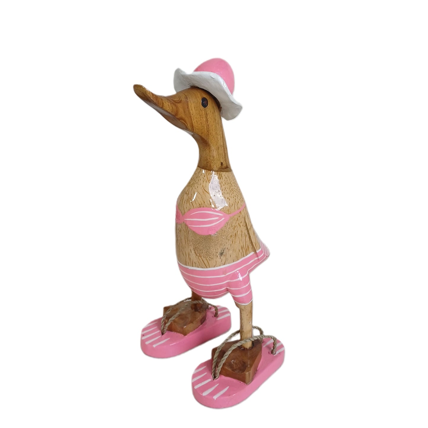 Bambusente als Strandente im rosa Bikini mit weißen Streifen, Sonnenhut und Flip Flops - Höhe ca. 25 cm.
Wunderschöne Deko aus Bambuswurzel. Jedes Teil handgefertigt und ein Unikat. Ein Hingucker für Drinnen und Draußen. Zudem stehen die Enten aus Bambus für Familie, Treue & Liebe und Holz für Wachstum. So macht es sie dadurch auch zu einem bedeutungsvollen Geschenk für einen lieben Menschen.