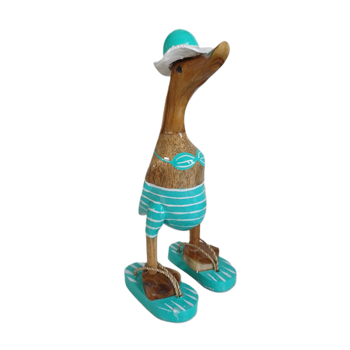 Strandente aus Bambus im türkisen Bikini mit weißen Streifen, Sonnenhut und Flip Flops - Höhe ca. 25 cm.
Wunderschöne Deko aus Bambuswurzel. Jedes Teil handgefertigt und ein Unikat. Ein Hingucker für Drinnen und Draußen
Zudem stehen die Enten aus Bambus für Familie, Treue & Liebe und Holz für Wachstum. So macht es sie dadurch auch zu einem bedeutungsvollen Geschenk für einen lieben Menschen.
