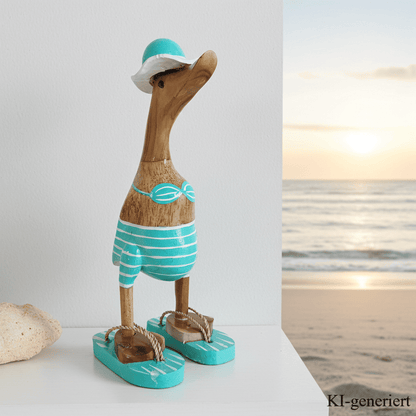Strandente aus Bambus im türkisen Bikini mit weißen Streifen, Sonnenhut und Flip Flops - Höhe ca. 25 cm.
Wunderschöne Deko aus Bambuswurzel. Jedes Teil handgefertigt und ein Unikat. Ein Hingucker für Drinnen und Draußen
Zudem stehen die Enten aus Bambus für Familie, Treue & Liebe und Holz für Wachstum. So macht es sie dadurch auch zu einem bedeutungsvollen Geschenk für einen lieben Menschen.