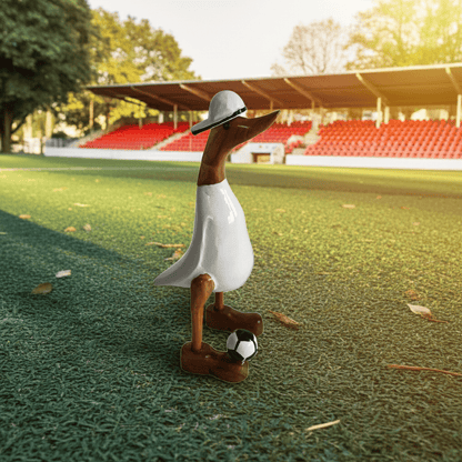 Ente mit Fußball und Cap in weiß - Höhe ca. 25 cm. Wunderschöne Deko aus Bambuswurzel. Jedes Teil handgefertigt und ein Unikat aus Bali. Ein Hingucker für Drinnen und Draußen.