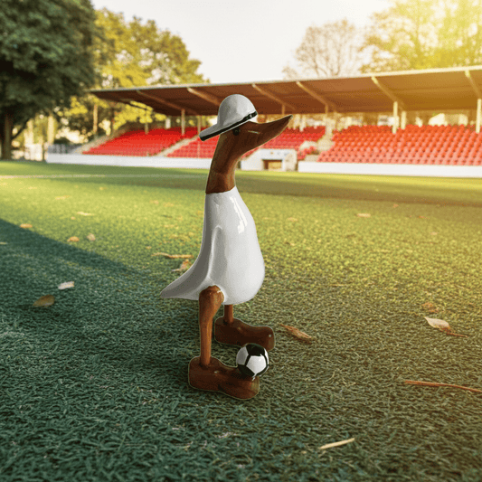 Ente mit Fußball und Cap in weiß - Höhe ca. 25 cm. Wunderschöne Deko aus Bambuswurzel. Jedes Teil handgefertigt und ein Unikat aus Bali. Ein Hingucker für Drinnen und Draußen.