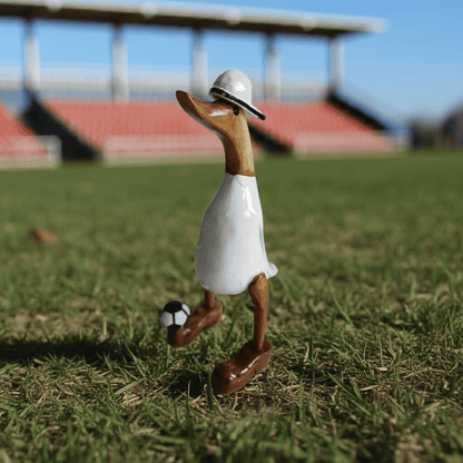 Ente mit Fußball und Cap in weiß - Höhe ca. 25 cm. Wunderschöne Deko aus Bambuswurzel. Jedes Teil handgefertigt und ein Unikat aus Bali. Ein Hingucker für Drinnen und Draußen.