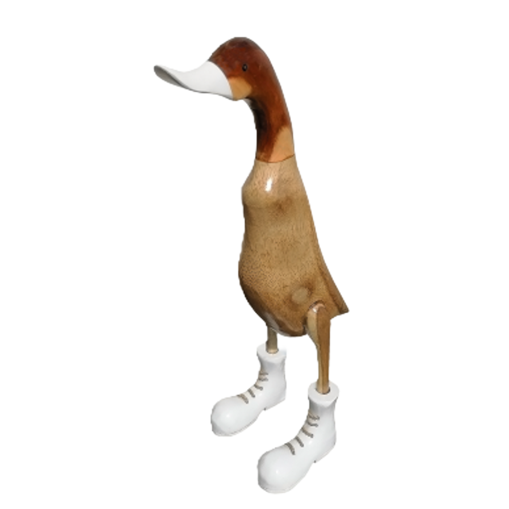 Bambus Dekoente mit weißen Stiefeln, weißem Schnabel und einer Höhe von ca 40 cm. Jedes Teil handgefertigt und ein Unikat. Ein Deko Hingucker für Drinnen und Draußen. Zudem stehen die Enten aus Bambus für Familie, Treue & Liebe und Holz für Wachstum. So macht es sie dadurch auch zu einem bedeutungsvollen Geschenk für einen lieben Menschen.
Ente mit Stiefeln / weiß
Farbe: natur / weiß
Material: Bambus, Holz
Maße: Höhe ca 40 cm
Ursprung: Indonesien