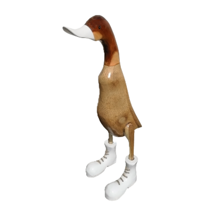 Bambus Dekoente mit weißen Stiefeln, weißem Schnabel und einer Höhe von ca 40 cm. Jedes Teil handgefertigt und ein Unikat. Ein Deko Hingucker für Drinnen und Draußen. Zudem stehen die Enten aus Bambus für Familie, Treue & Liebe und Holz für Wachstum. So macht es sie dadurch auch zu einem bedeutungsvollen Geschenk für einen lieben Menschen.
Ente mit Stiefeln / weiß
Farbe: natur / weiß
Material: Bambus, Holz
Maße: Höhe ca 40 cm
Ursprung: Indonesien