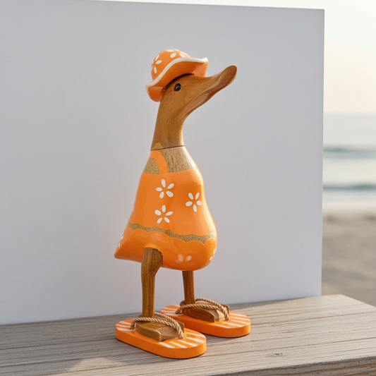 Ente aus Bambus im orangen Blümchen Kleid, mit Flip Flops und Sonnenhut - Höhe ca. 25 cm. Wunderschöne Deko aus Bambuswurzel. Jedes Teil handgefertigt und ein Unikat. Ein Hingucker für Drinnen und Draußen